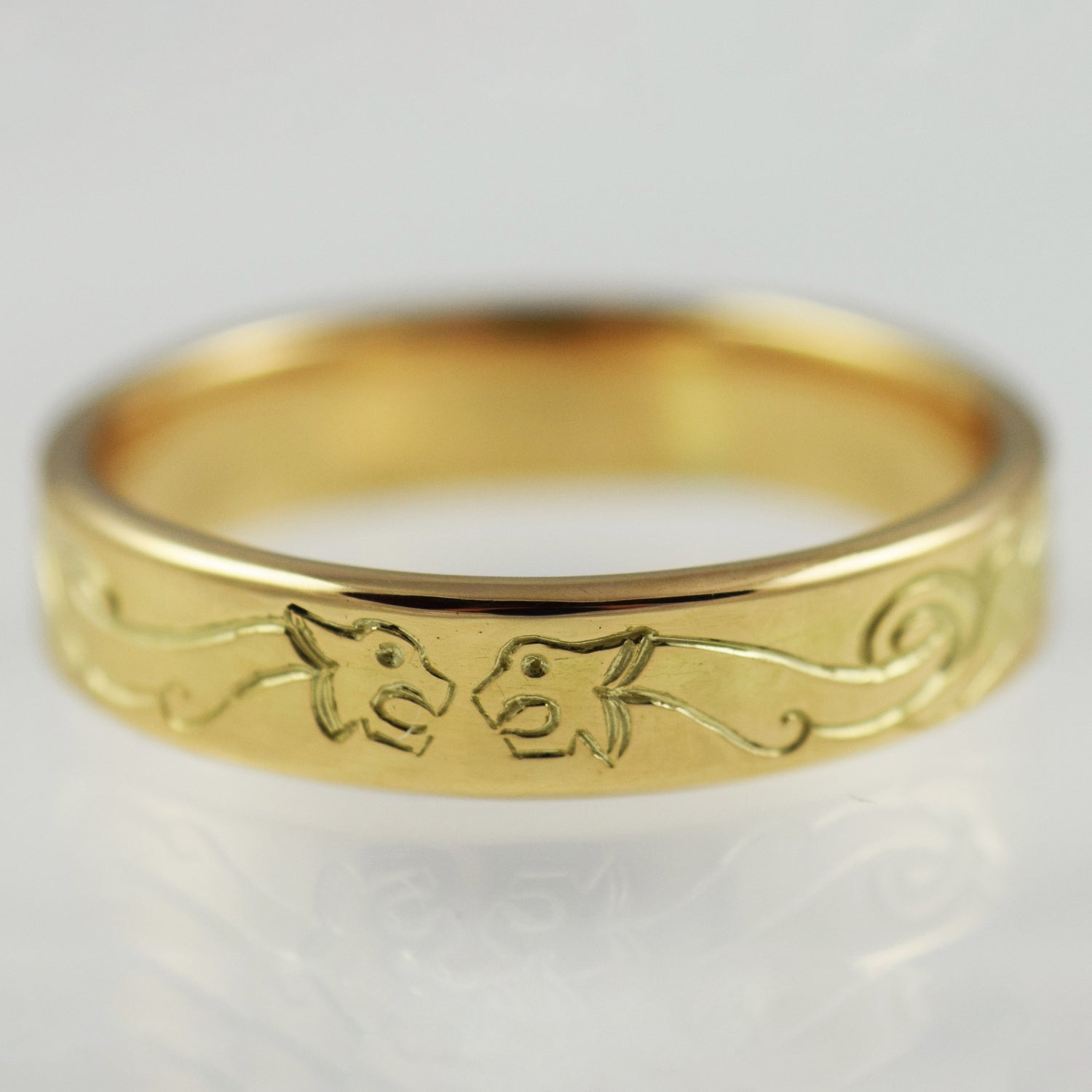 Gult gulls ring med håndgravering av drager