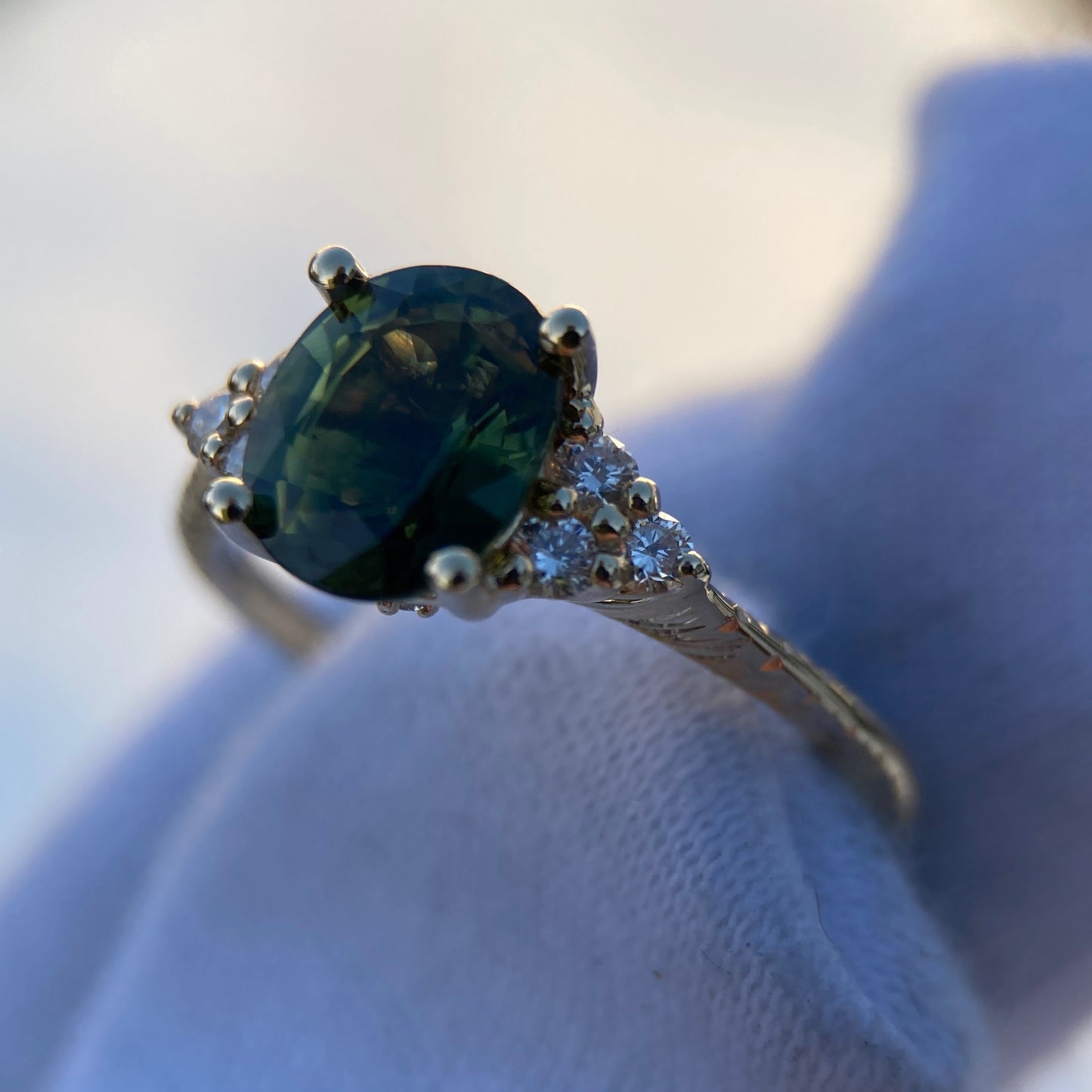 Ring med oval grønn safir og diamanter