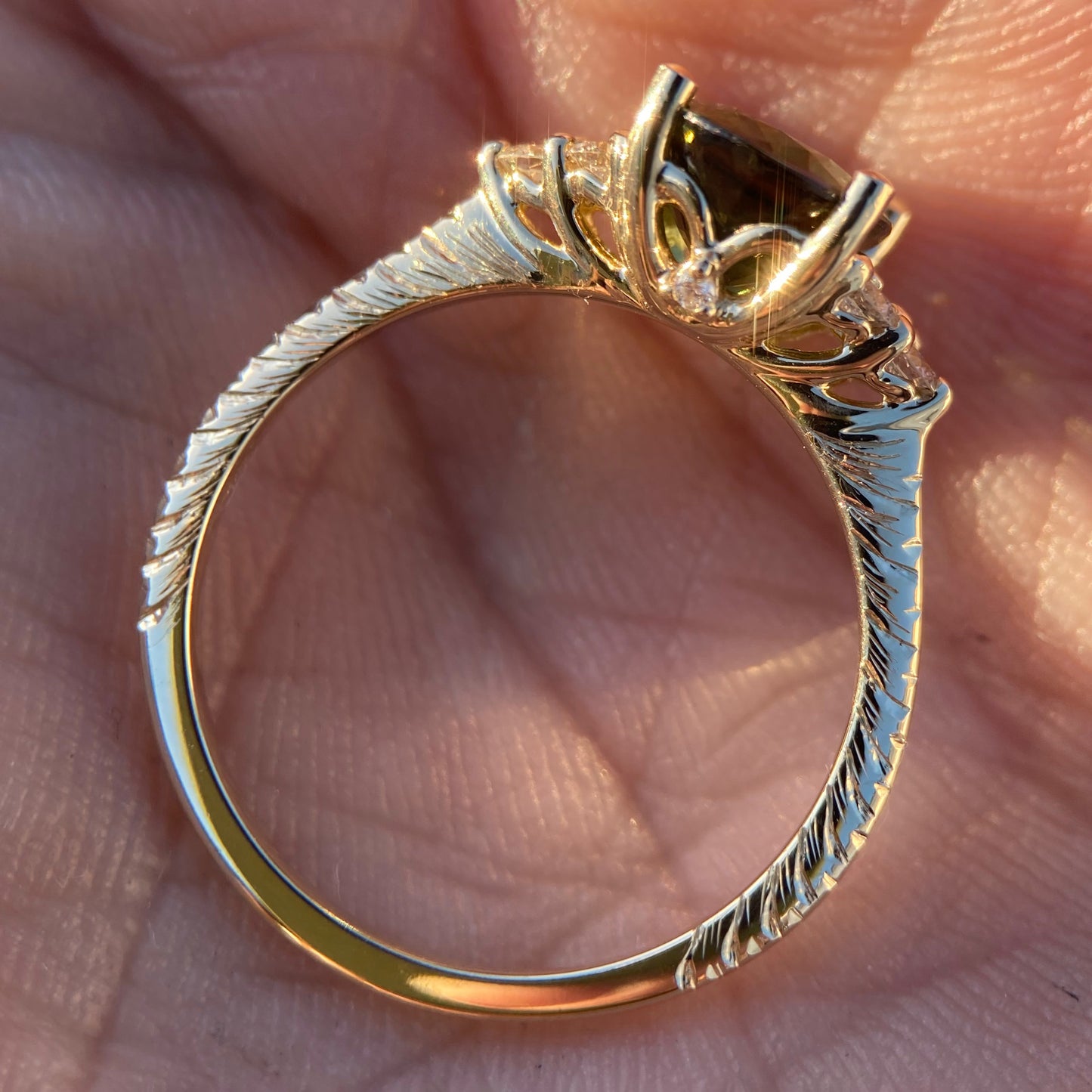 Ring med oval grønn safir og diamanter