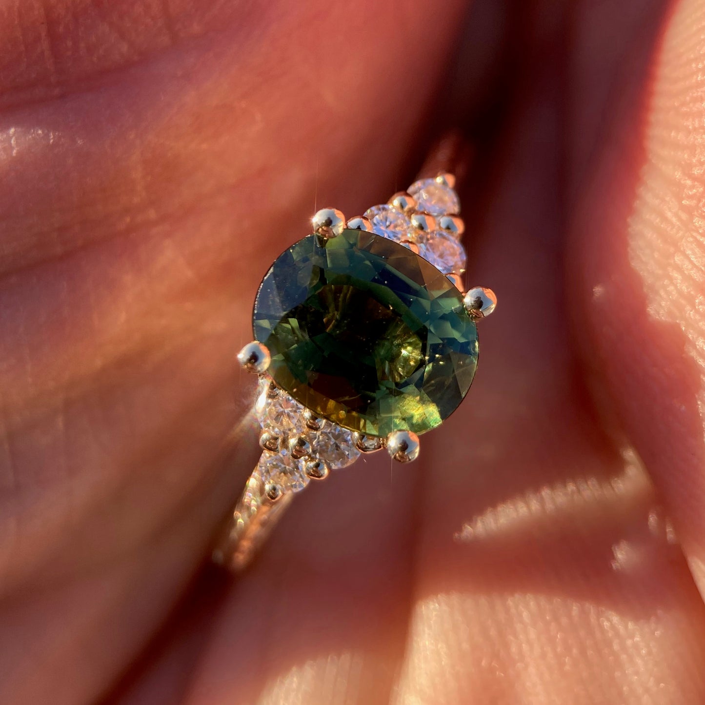 Ring med oval grønn safir og diamanter