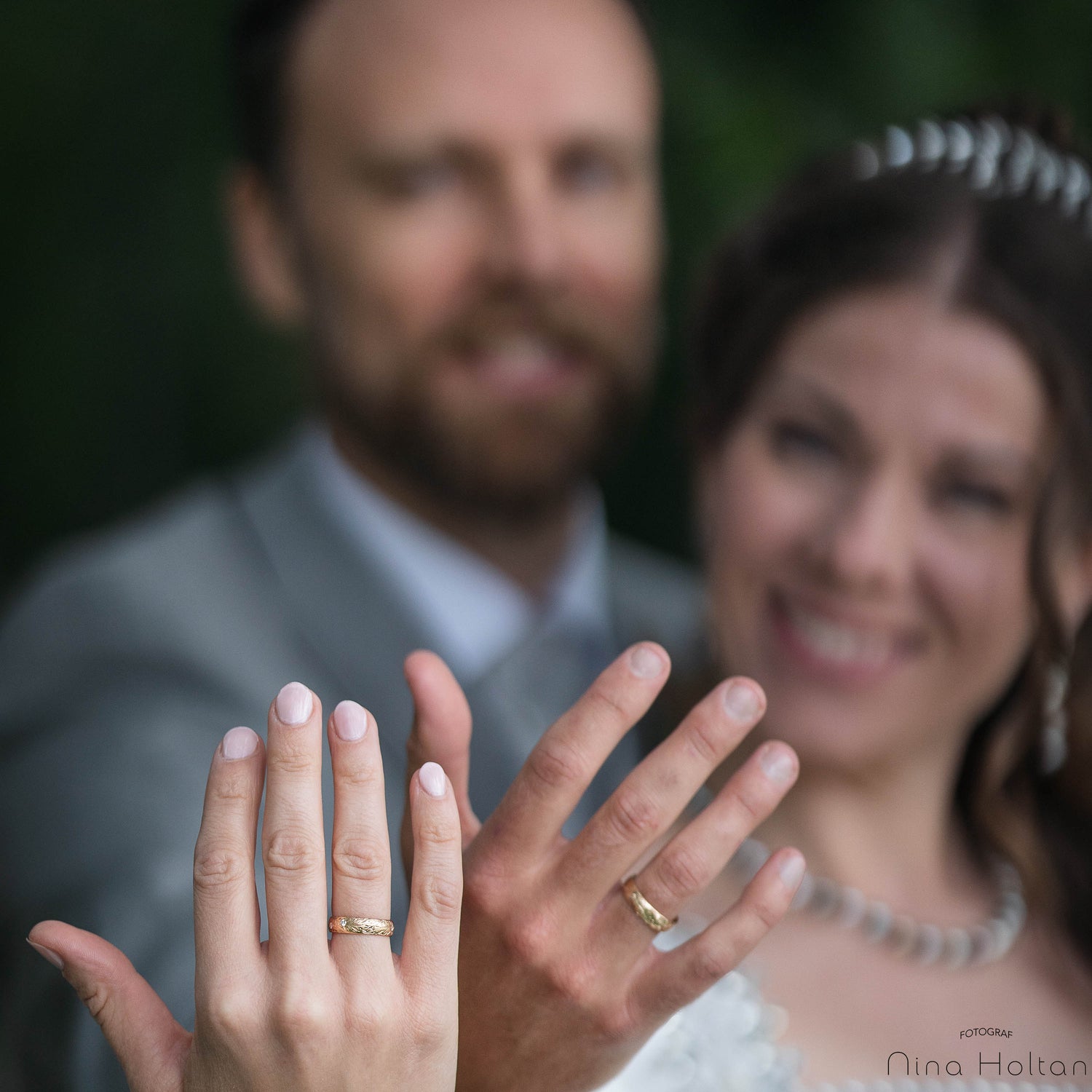 Bryllupspar viser ringer av Ane Haugen, fotograf Nina Holtan