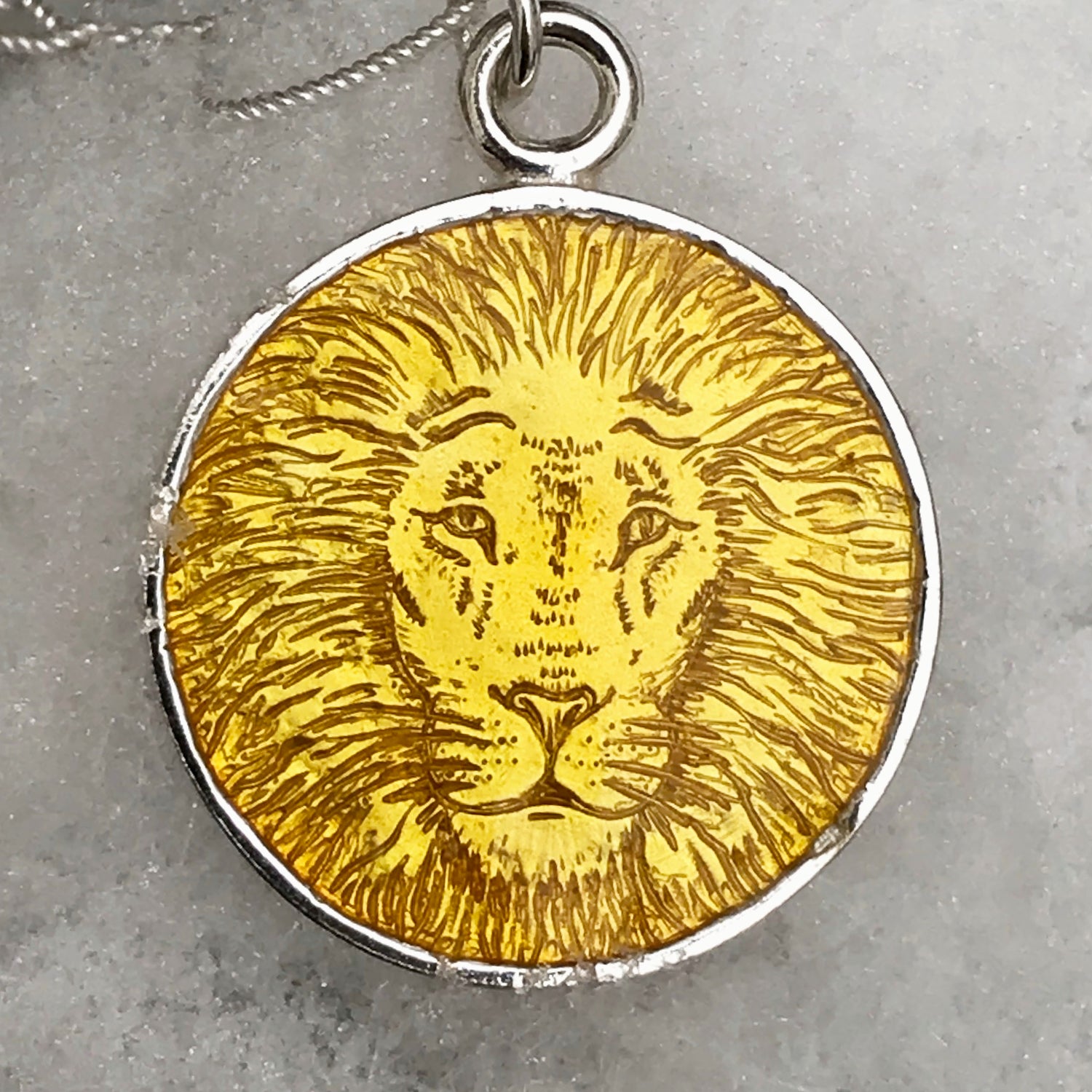 Sølv anheng med håndgravert løve og gul emalje