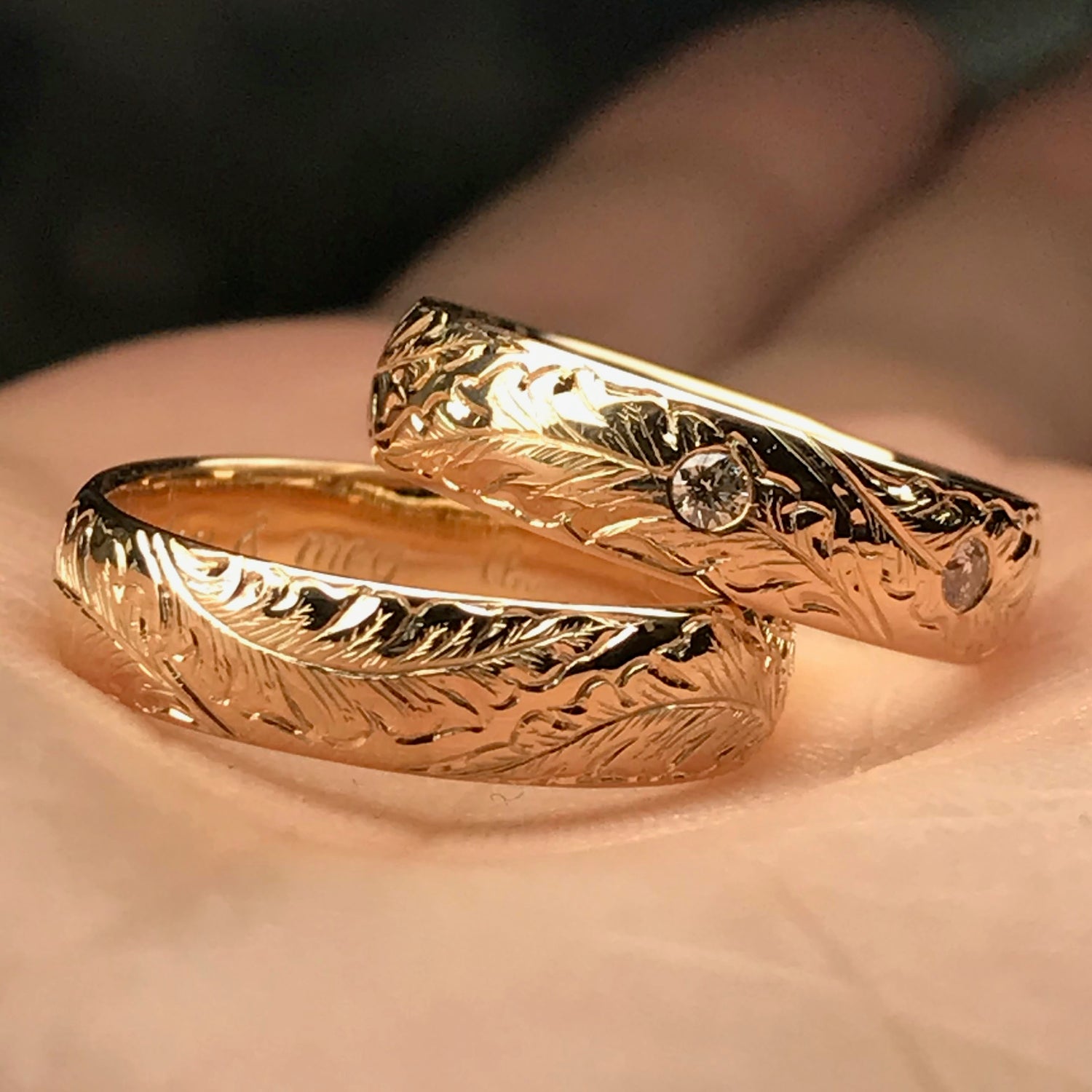 Unike gifteringer i gult gull med diamanter. Håndgravering av blader