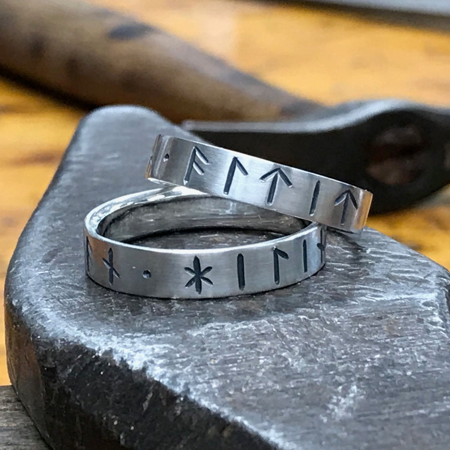 Sølv ringer med graverte runer