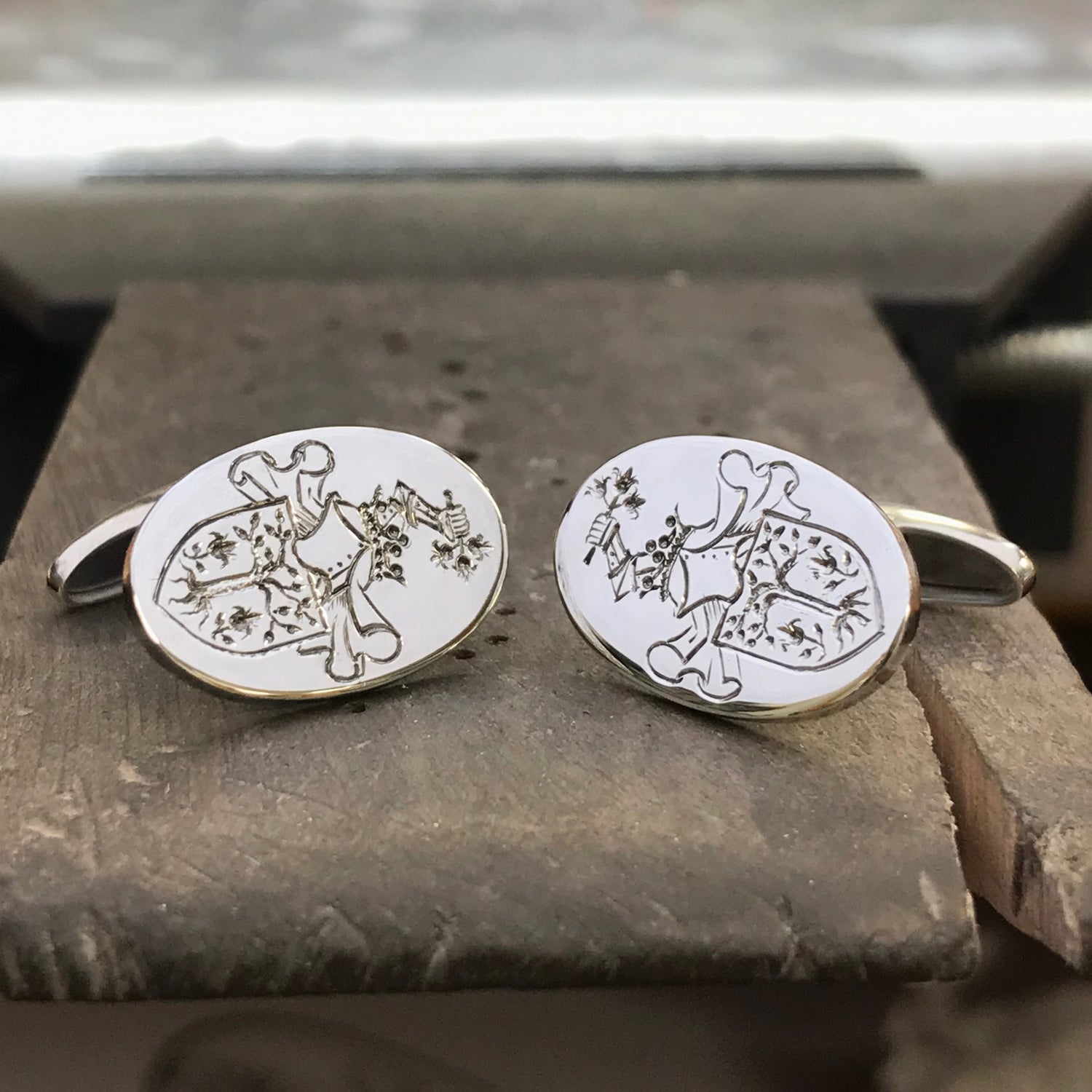 ovale sølv mansjettknapper med håndgravering av slektsvåpen