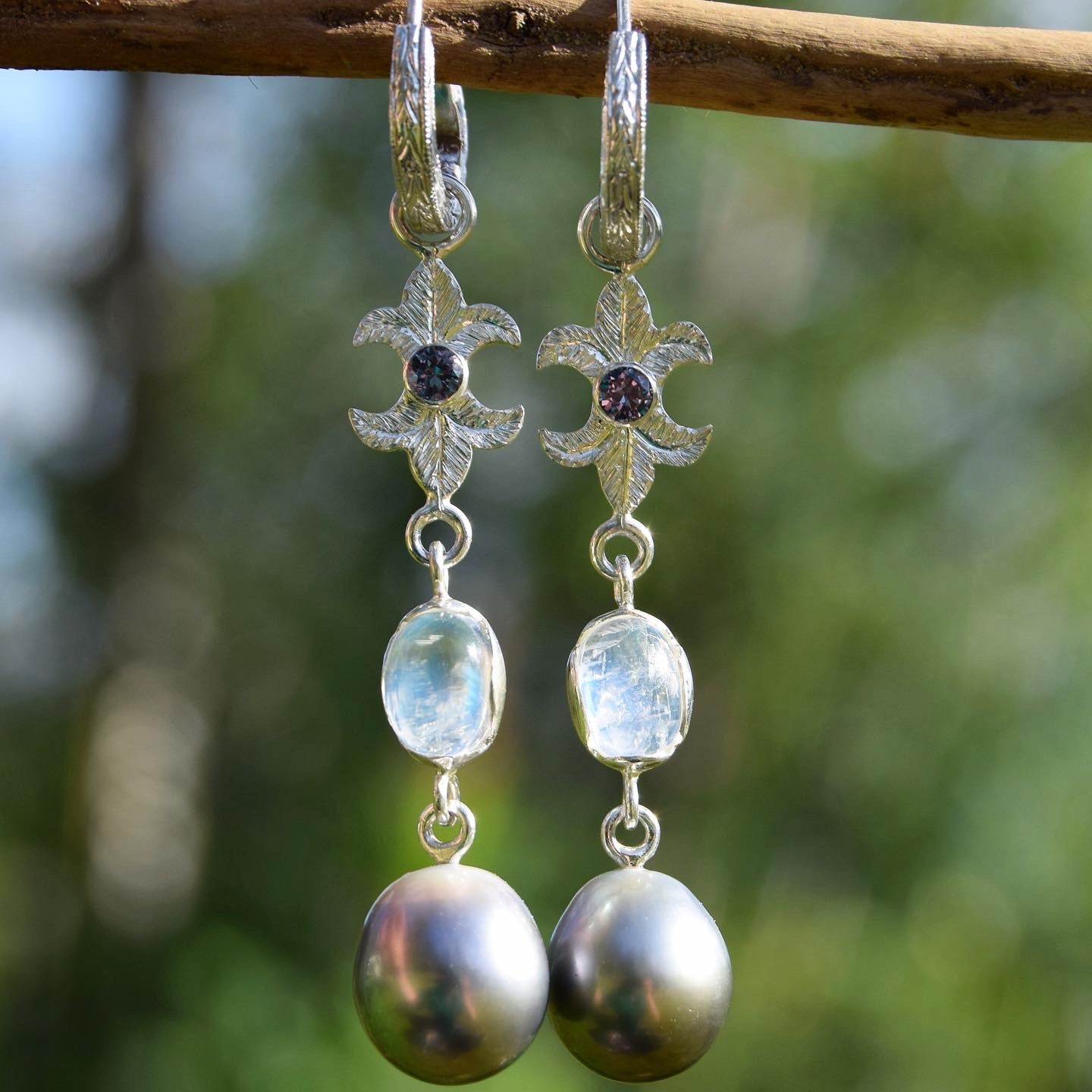 Graverte sølv øreringer med månestein og tahiti perler