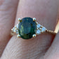 Ring med oval grønn safir og diamanter