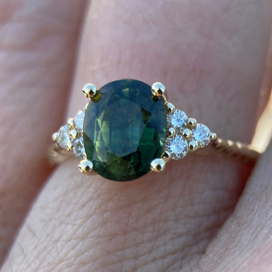 Ring med oval grønn safir og diamanter