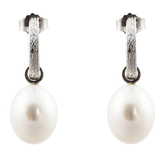 Creole earrings in white gold with freshwater pearls.